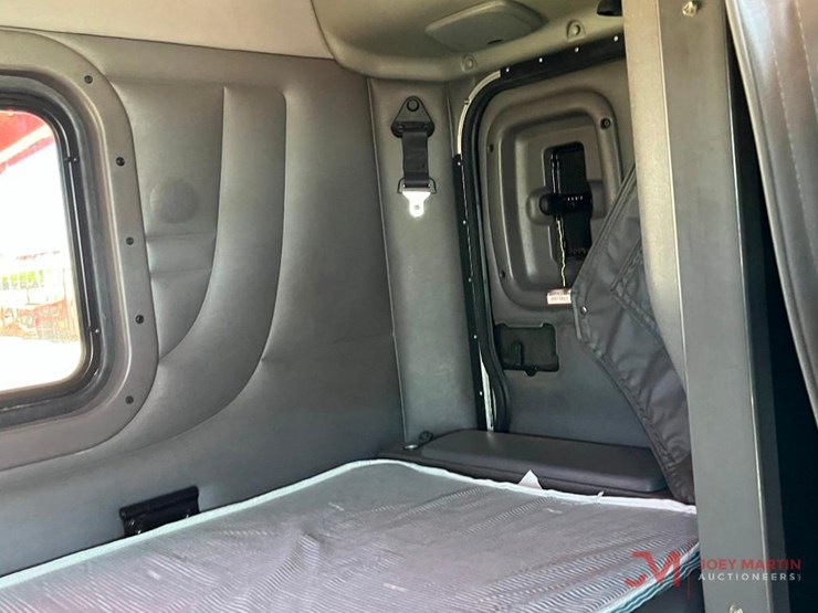 2015-peterbilt-389-image-16