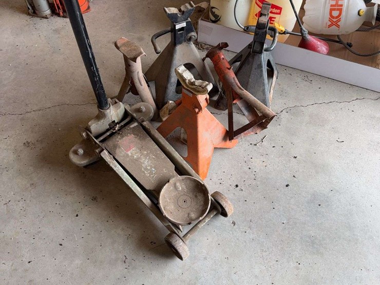 jack-stands-and-hydraulic-jack-image-1