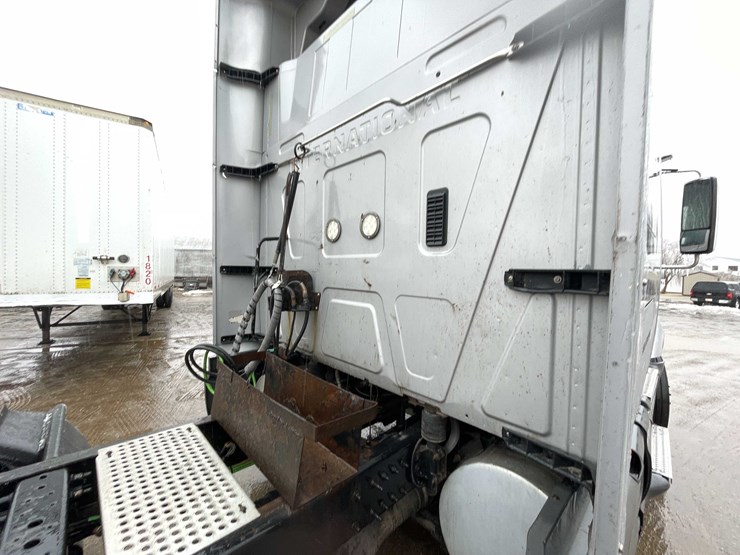 #230-•-2016-international-semi-tractor-(has-wi-title)-(denmark,-wi)-image-31