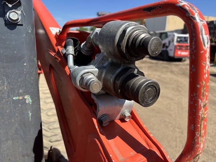 2018-kubota-ssv65-image-13