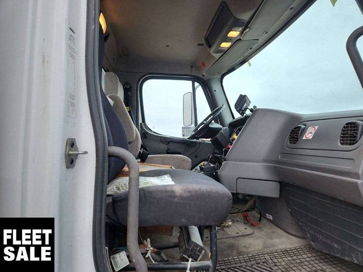 2018-freightliner-m2-106-image-21