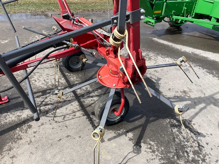 #146-•-h&s-hay-tedder-(stoughton,-wi)-image-11
