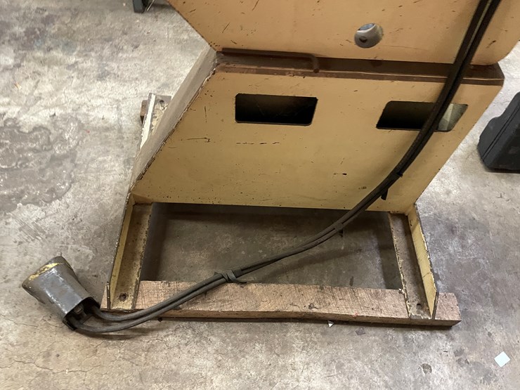 #2509-•-norlok-clincher-machine-(columbia-heights,-mn)-image-4