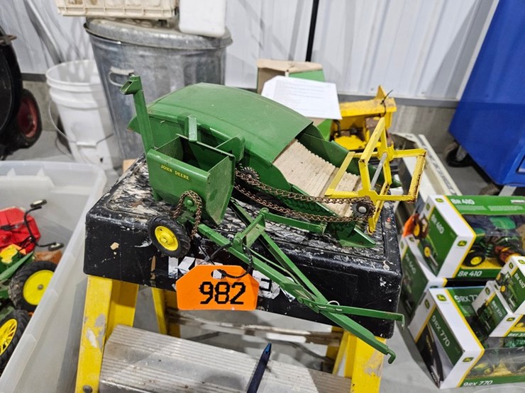 #982-•-john-deere-pull-behind-harvester-metal-toy-image-4
