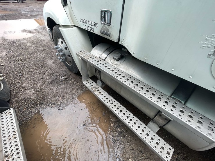 #238-•-2007-freightliner-semi-tractor-(title-in-delay)-(denmark,-wi)-image-15