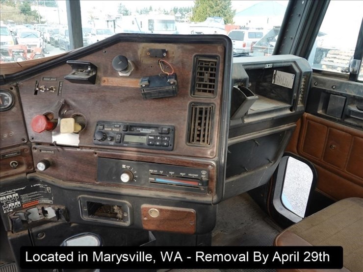 1993-freightliner-fld112-image-17