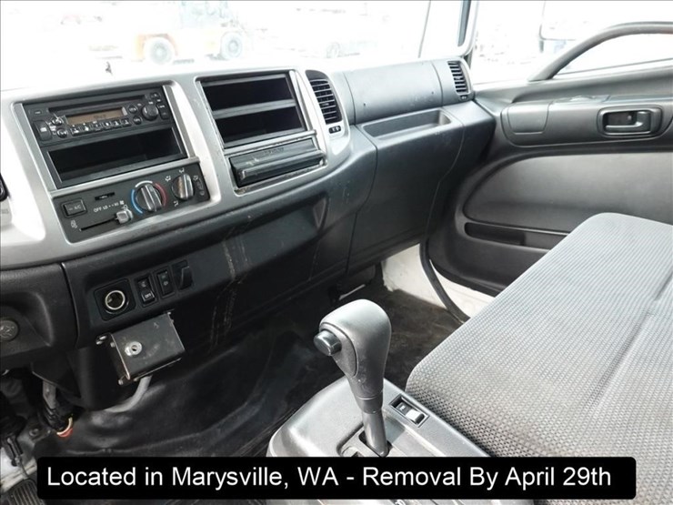 2010-hino-268-image-9