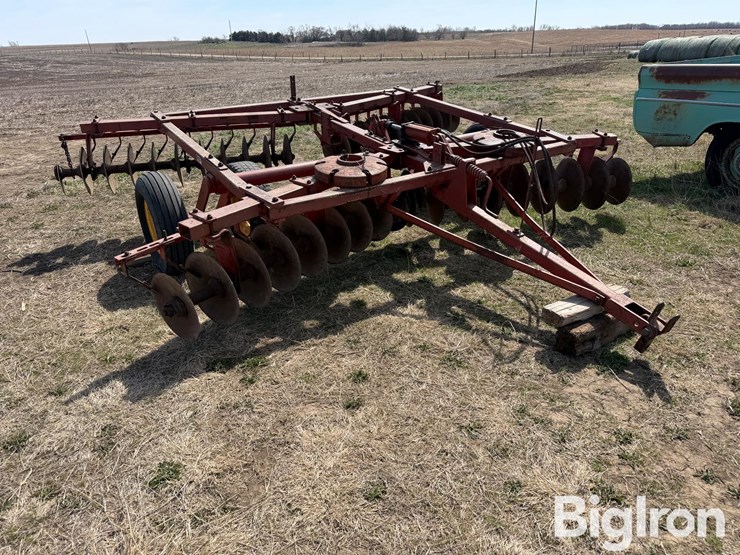 massey-ferguson-520-image-3