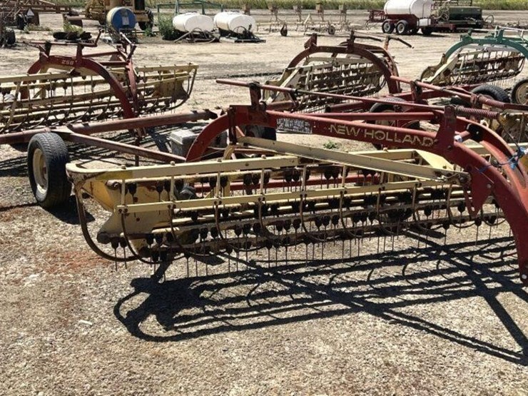 new-holland-260-image-1