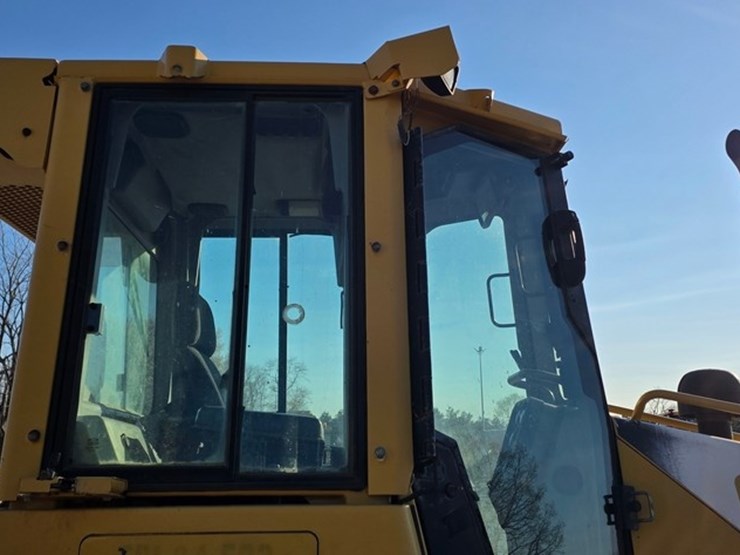 2005-caterpillar-d4g-xl-image-32