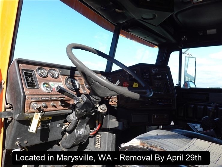 2000-freightliner-fld120-image-15