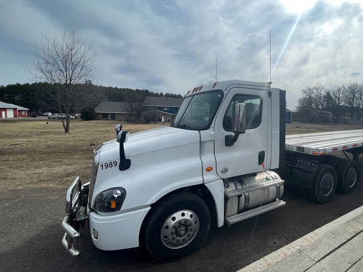 #232-•-2016-freightliner-truck-tractor-(has-wi-title)-(mora,-mn)-image-2