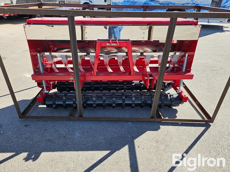 2025-massey-ferguson-730-image-2