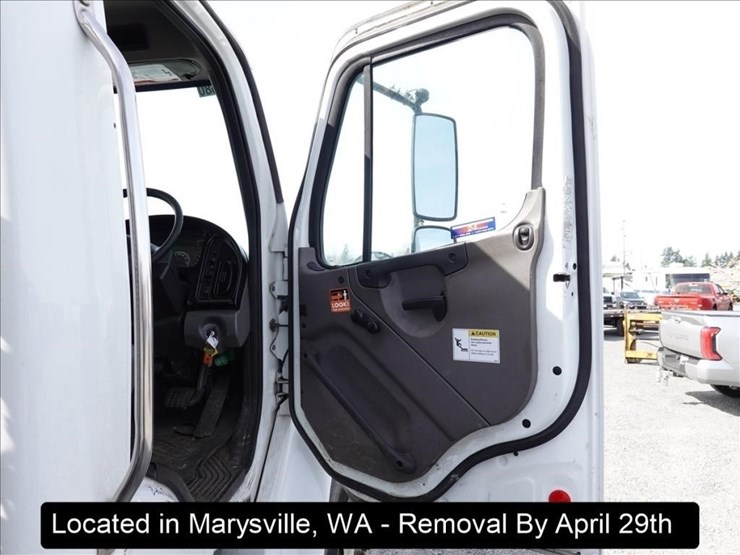 2020-freightliner-m2-106-image-13