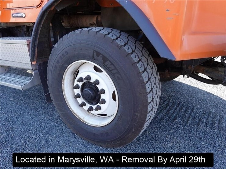 2000-freightliner-fld120-image-23