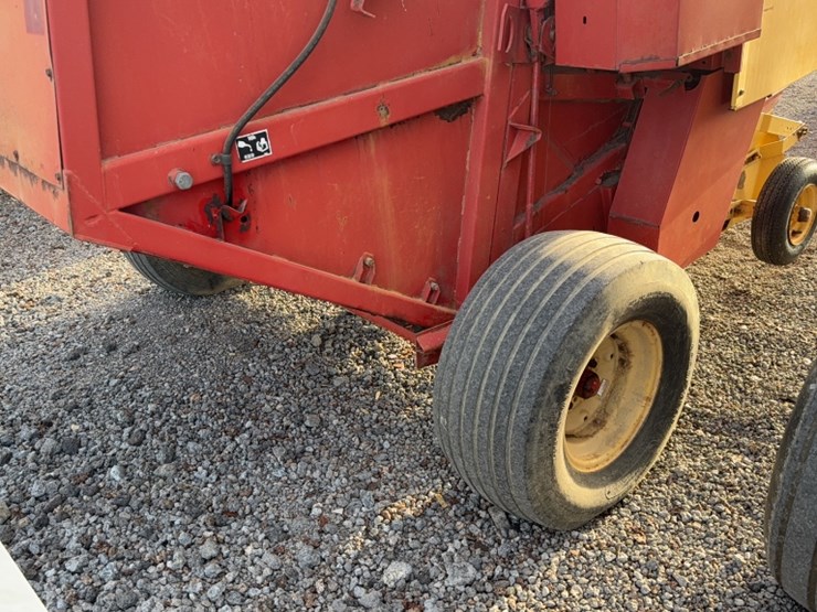 new-holland-853-image-5