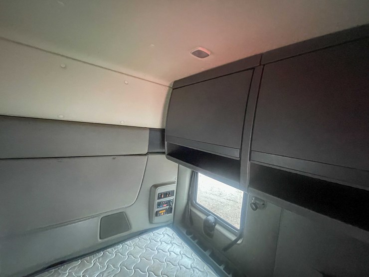 #234-•-2016-international-semi-tractor-(has-wi-title)-(denmark,-wi)-image-48