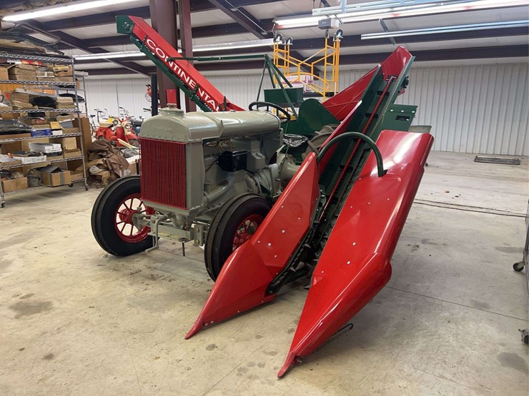 1927-fordson-with-continental-corn-picker-image-1