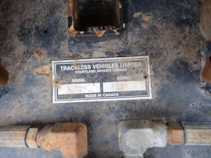 2004-trackless-rmt5t-series-v-4x4-sidewalk-tractor-image-26