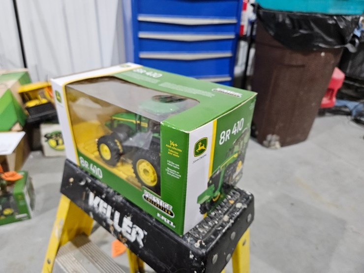 #1003-•-john-deere-8r-410-1/32-die-cast-toy-tractor-image-4