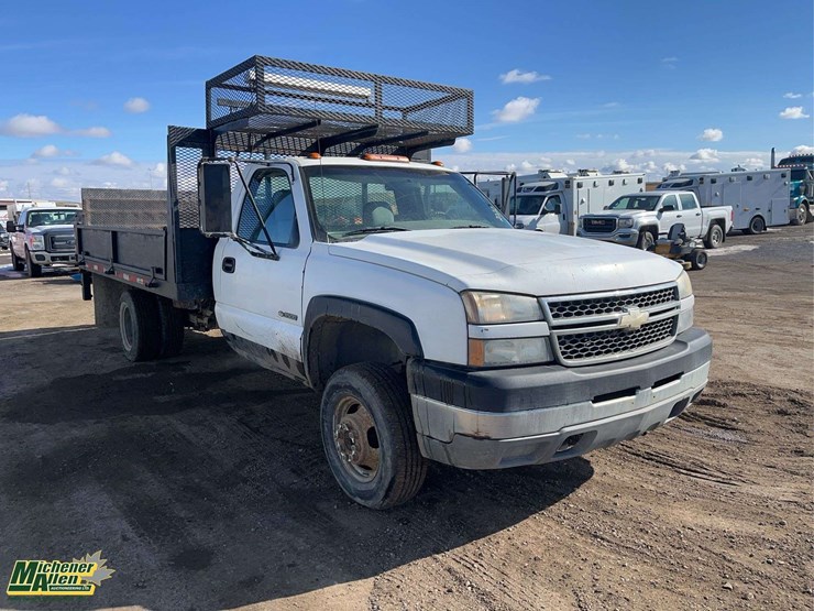 2005-chevrolet-silverado-3500-image-2