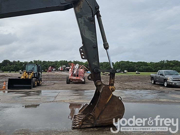 2016-deere-210g-image-15