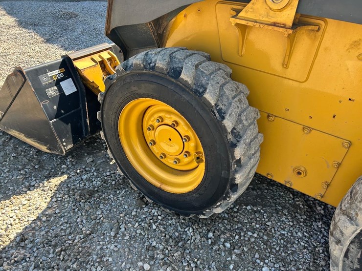 2019-deere-318g-image-16