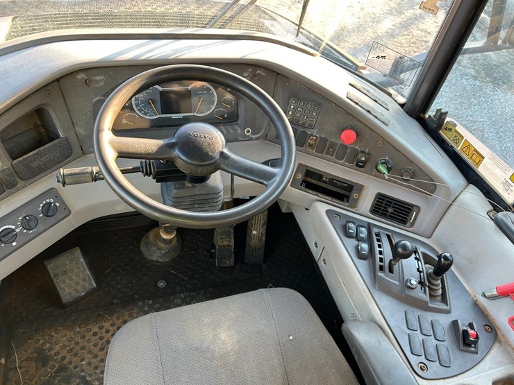 2014-volvo-a25g-image-21