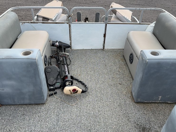 #4007-•-1990-sylvan-20'-pontoon-boat-image-12