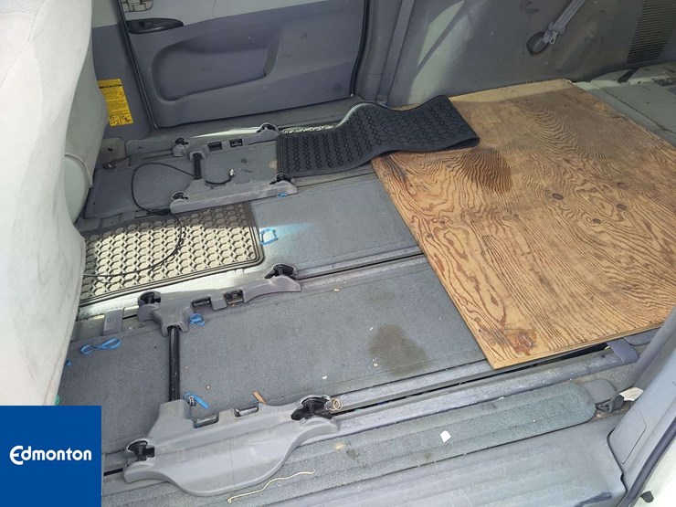 2013-toyota-sienna-image-11