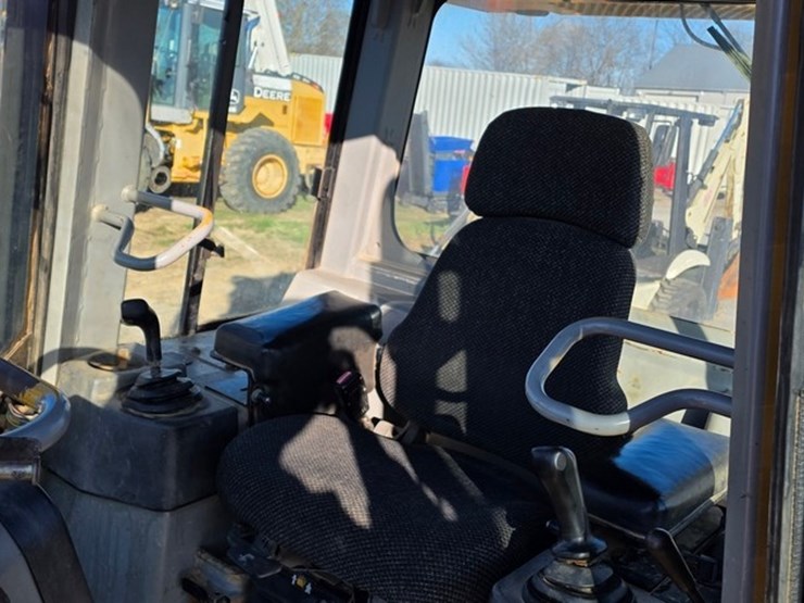 2005-caterpillar-d4g-xl-image-66