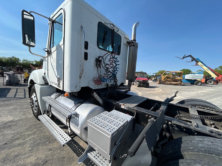 2007-freightliner-columbia-120-image-12