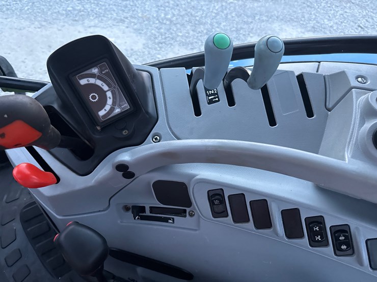 new-holland-t6030-image-5