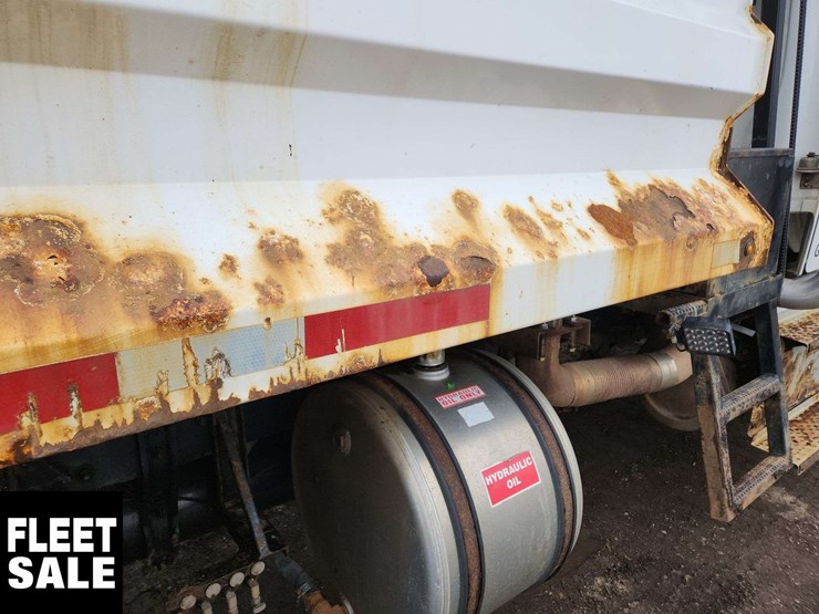 2018-freightliner-m2-106-image-46