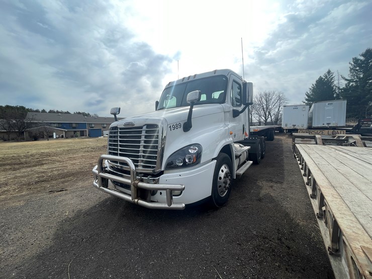 #232-•-2016-freightliner-truck-tractor-(has-wi-title)-(mora,-mn)-image-1