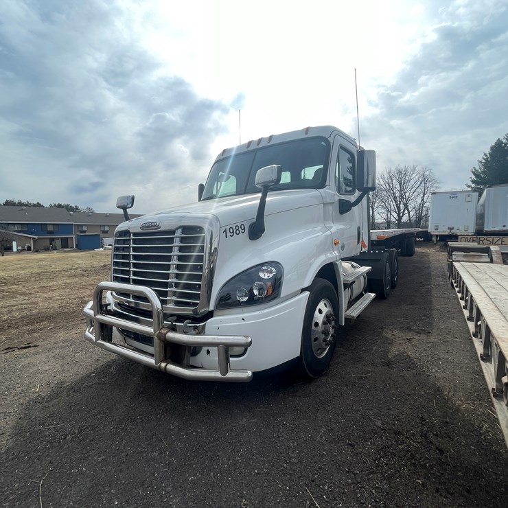 #232 • 2016 Freightliner Truck Tractor (Has WI Title) (Mora, MN)