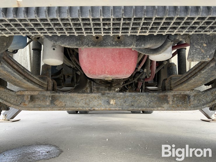 2013-freightliner-m2-106-image-18