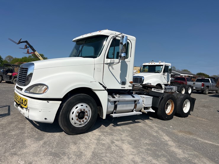 2003-freightliner-columbia-120-image-1