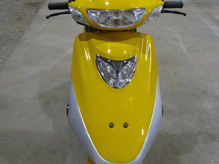 seller-#13.--wildfire-scooter-r8-wfh-50-with-storage-box,-272-miles,-new-battery,-yellow,-have-cover-&-title,-always-been-inside-image-1