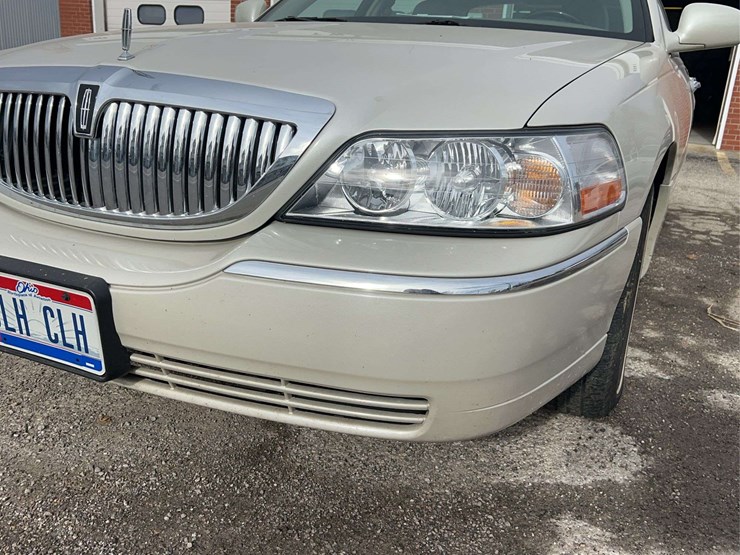 2005-lincoln-town-car-image-11