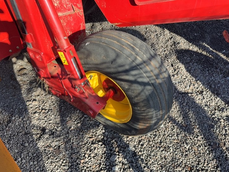 2019-new-holland-210-image-7