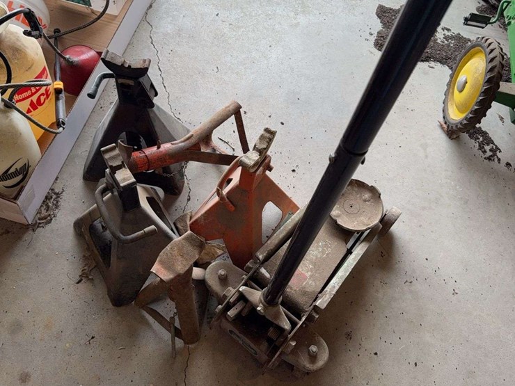 jack-stands-and-hydraulic-jack-image-2