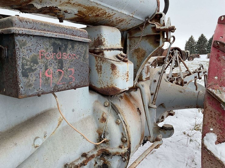 fordson-with-mounted-plow-image-25
