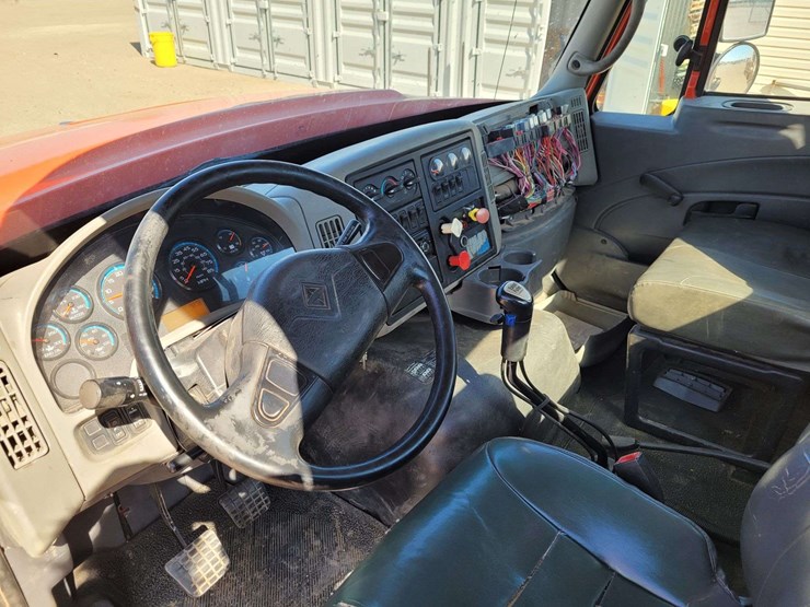 2009-international-tractor-truck-image-19
