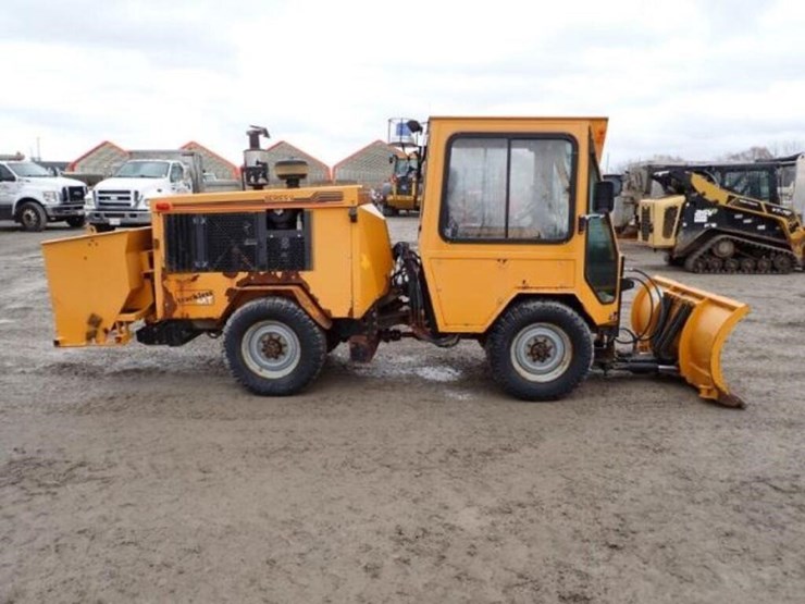 2004-trackless-rmt5t-series-v-4x4-sidewalk-tractor-image-4