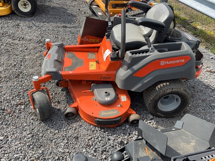 #4081-•-husqvarna-z254f-zero-turn-mower-image-11