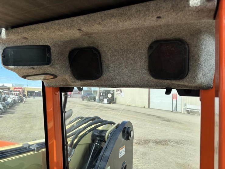 2017-jlg-g5-18a-image-35