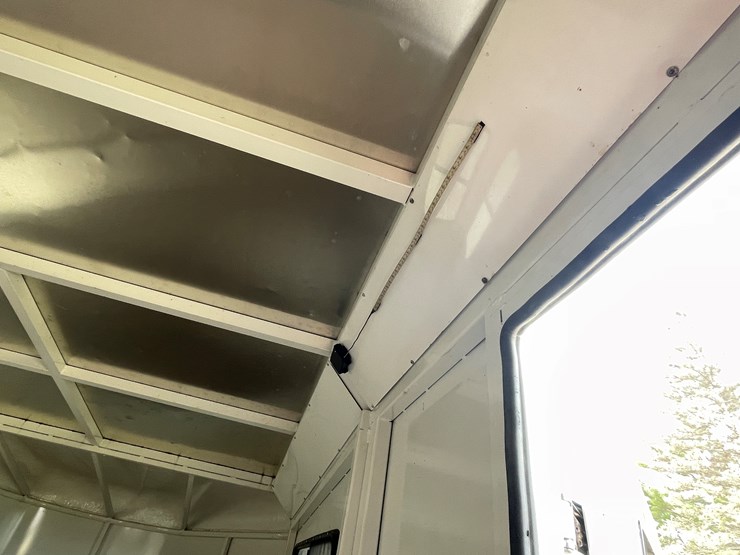 #292-•-2005-trails-west-classic-horse-trailer-(has-mn-title-in-delay)(scandia,-mn)-image-41