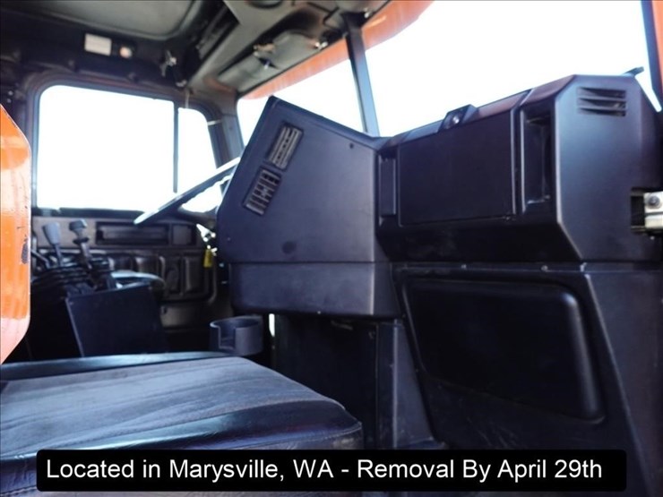 2000-freightliner-fld120-image-13