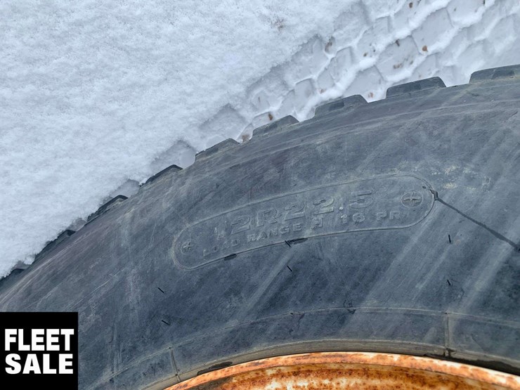 2001-freightliner-fl106-image-8